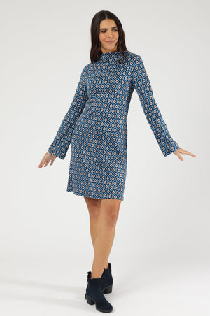 Knieumspielendes Langarm-Kleid mit Stehkragen und leicht ausgestellten Trompetenärmeln im geometrischen blauen Muster.