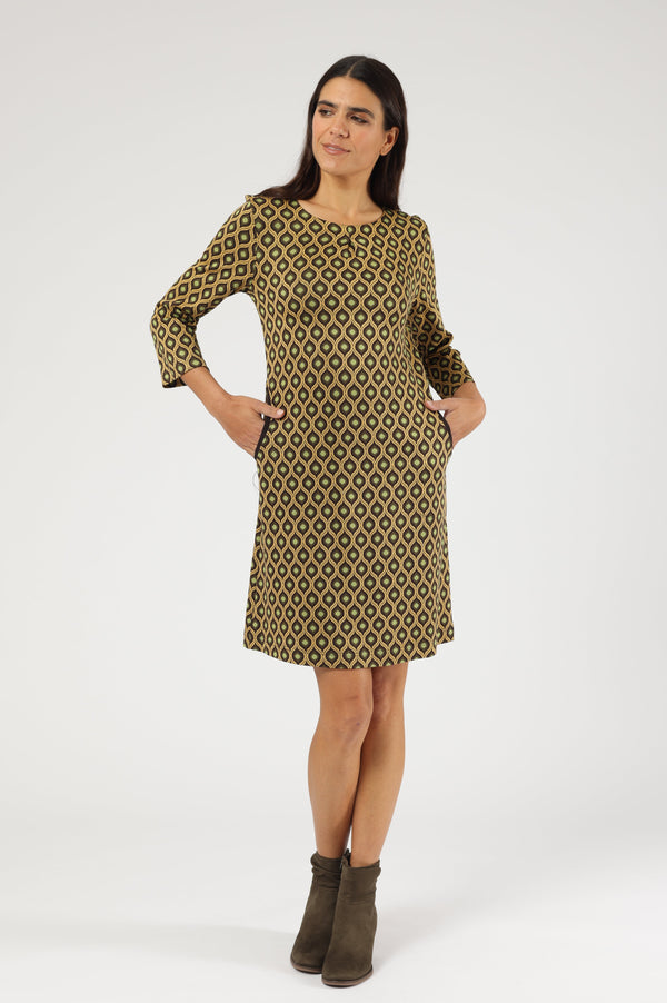 Knieumspielendes Kleid mit 3/4-Ärmeln und geometrischem Muster in Gold-Olive, ausgestattet mit seitlichen Eingrifftaschen.