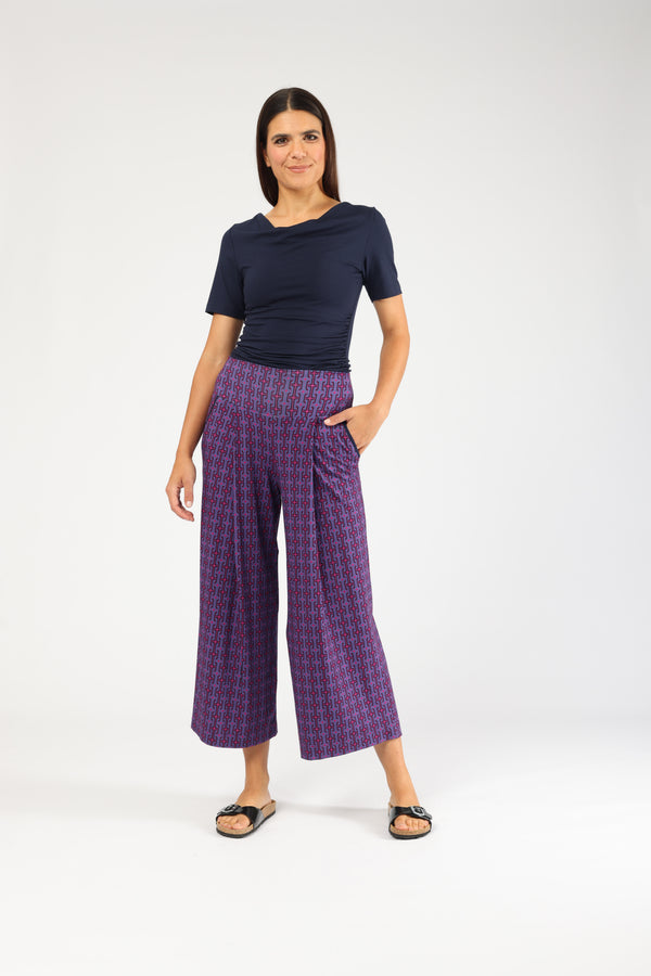 Moderne lila Culotte mit geometrischem Muster, weitem Bein und hohem Bund – Stylische Damen-Stoffhose für Freizeit und Büro