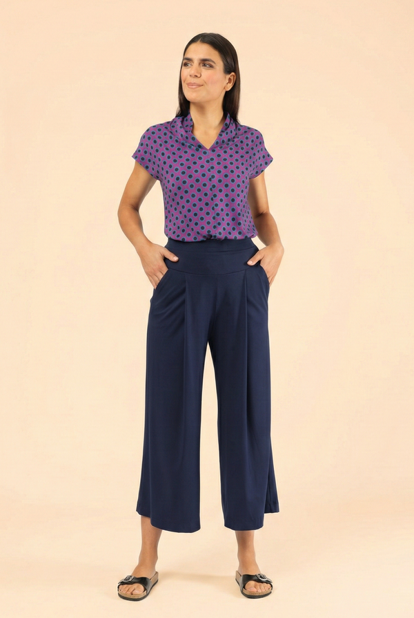Dunkelblaue Wide-Leg-Hose für Damen mit hohem Bund und eleganter Faltenlegung – Klassische Navy-Culotte in fließender Optik.