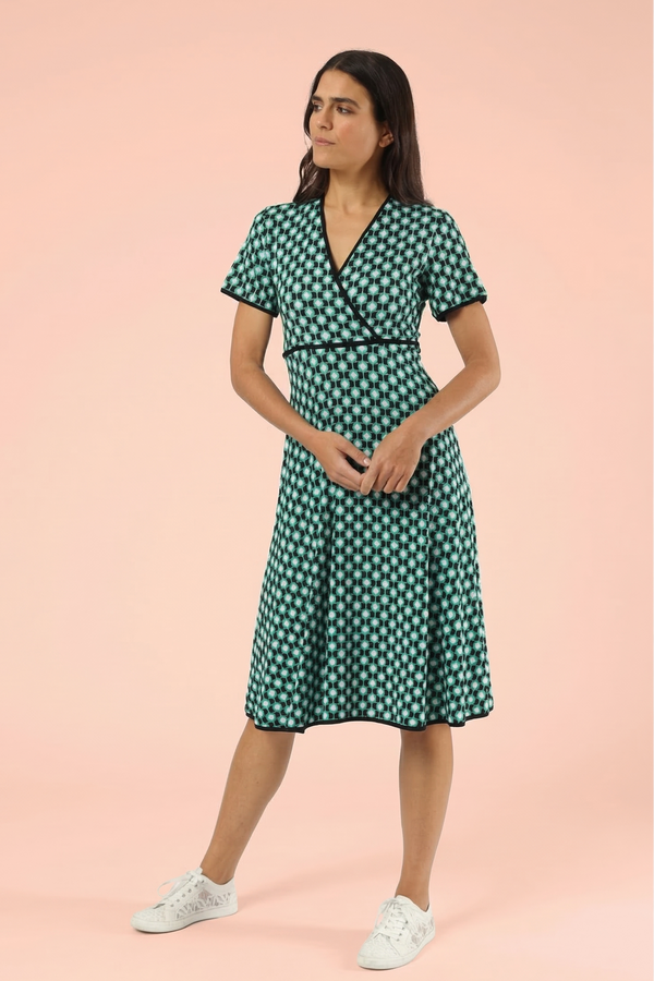 Damen Wickelkleid mit grün-türkisem Print – Kurzarm-Sommerkleid mit geometrischem Muster und schwarzen Details