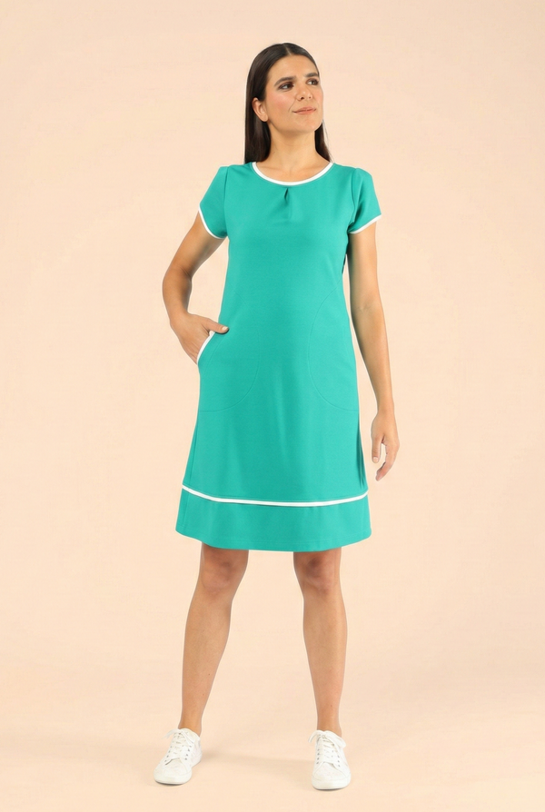Knielanges A-Linien-Kleid in Türkis mit weißen Paspelierungen an Rundhalsausschnitt, Ärmeln und Saum, praktischen Seitentaschen und kurzen Ärmeln.