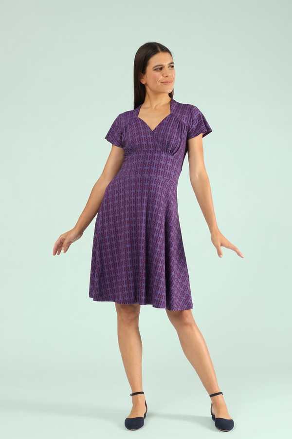 Elegantes Damen-Sommerkleid in Violett mit Retro-Print und figurschmeichelnder Taille.