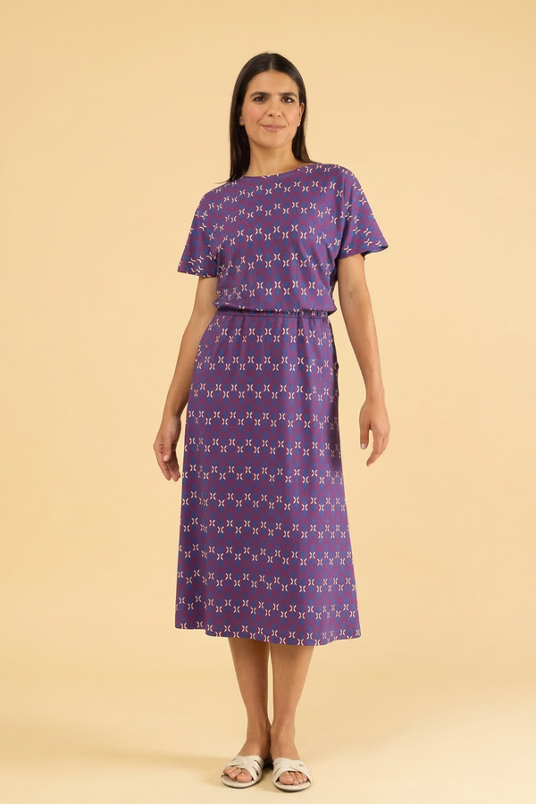 Lila Midikleid mit weißem geometrischem Muster, Kurzarm und Rundhalsausschnitt für Damen.