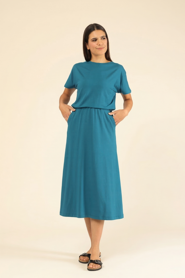legantes Damen-Midikleid in dunklem Cyan mit A-Linien-Rock und Rundhalsausschnitt vor hellem Hintergrund.