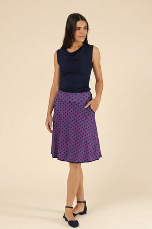 Damen-Jerseyrock mit Punkten, Farbe Beere und Dunkelblau, knielang und leicht ausgestellt – ideal für Freizeit und Büro.