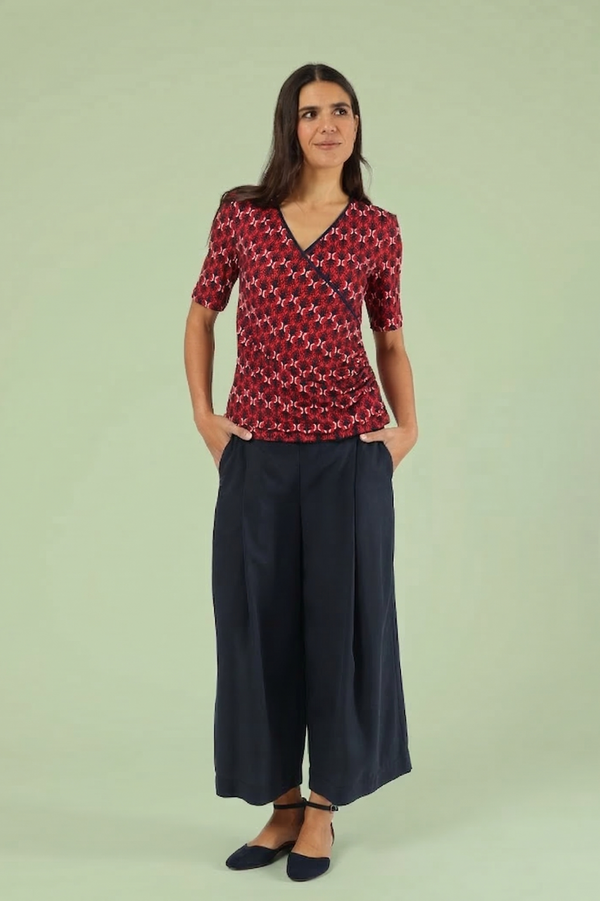 Rotes Kurzarm-Wickelshirt für Damen mit geometrischem Muster und V-Ausschnitt