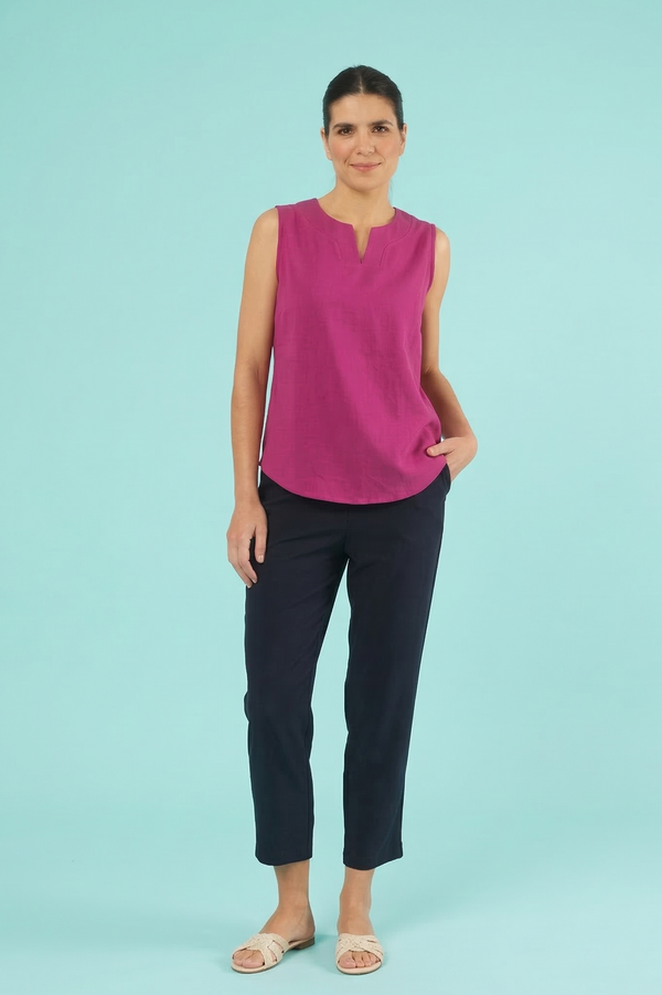 Janina Top in Soft Berry – Ärmelloses Damen-Oberteil aus Leinen mit Schlitz-Ausschnitt.