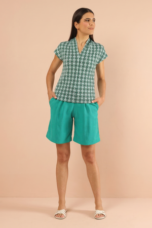 Gemustertes Damen Kurzarm-Top in Grün und Weiß mit geometrischem Print und V-Ausschnitt – Elegante Sommer-Bluse für Damen