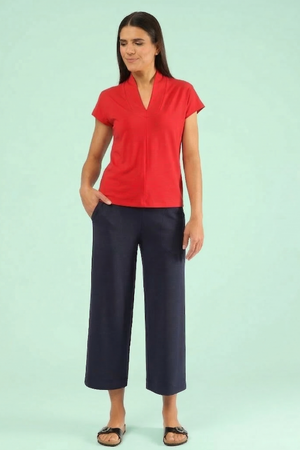 Damen-Shirt Martina in Mohnrot, Kurzarm-Oberteil mit Stehkragen-V-Ausschnitt kombiniert mit dunkelblauer Culotte