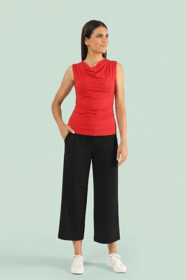 Ärmelloses Damen-Top in Poppy Red mit Wasserfallausschnitt und seitlicher Raffung.