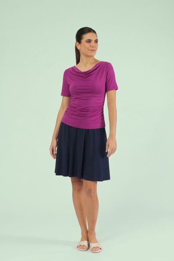 Damen Top Scarlett in Soft Berry mit elegantem Wasserfall-Ausschnitt und kurzen Ärmeln
