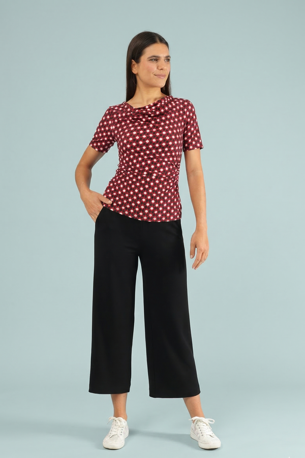 Rot-weiß geometrisch gemustertes Kurzarm-Top mit Wasserfallausschnitt für Damen.