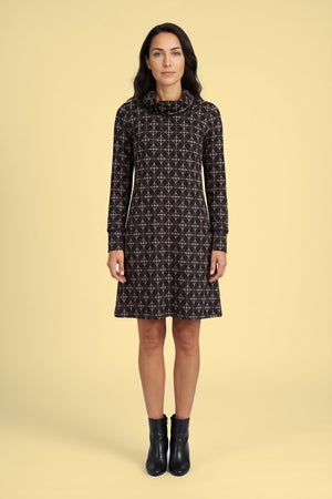 Model trägt das Kleid Anny Black Nexus – Ganzkörperansicht