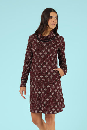 Kleid Anny Burgundy Nexus – Kleid am Model, Nahaufnahme der Vorderansicht