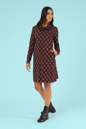 Model trägt das Kleid Anny Burgundy Nexus – Ganzkörperansicht