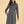 Kleid Anny Graphit – Kleid am Model, Nahaufnahme