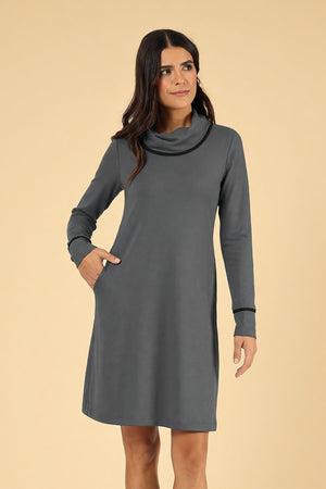 Kleid Anny Graphit – Kleid am Model, Nahaufnahme
