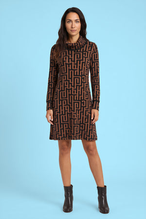 Model trägt das Kleid Anny Hazel Maze – Ganzkörperansicht