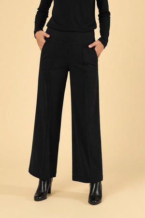 Hose Arina Black – Hose am Model, Nahaufnahme