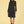 Model trägt das Kleid Astrid Black Nexus – Ganzkörperansicht