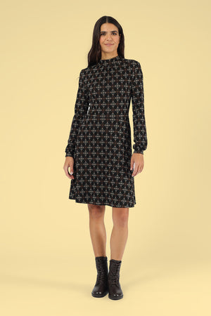 Model trägt das Kleid Astrid Black Nexus – Ganzkörperansicht