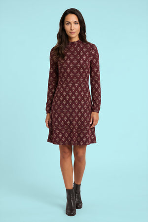 Model trägt das Kleid Astrid Burgundy Nexus – Ganzkörperansicht