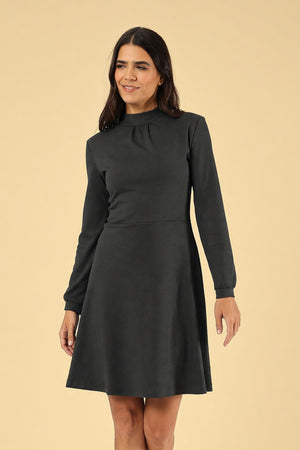 Kleid Astrid Graphit – Kleid am Model, Nahaufnahme