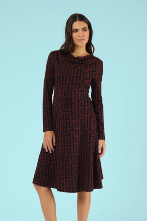 Kleid Benja Burgundy Maze – Kleid am Model, Nahaufnahme der Vorderansicht