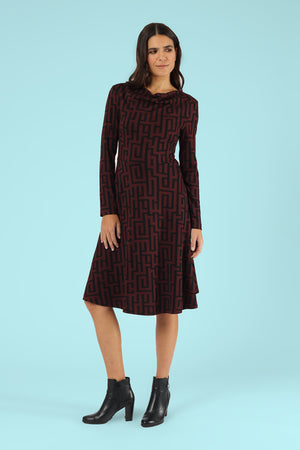 Model trägt das Kleid Benja Burgundy Maze – Ganzkörperansicht