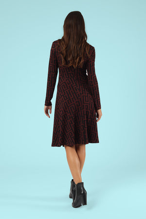 Model trägt das Kleid Benja Burgundy Maze – Ganzkörperansicht von hinten