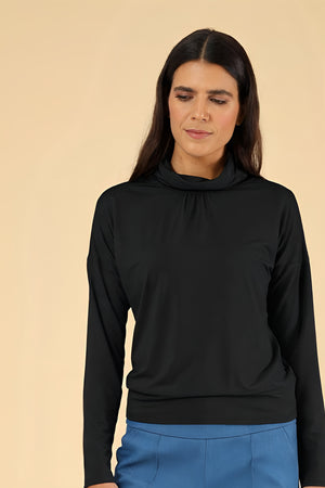 Top Delina Black – Oberteil am Model, Nahaufnahme der Vorderansicht