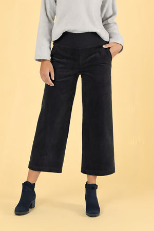 Hose Inka Black Cord – Hose am Model, Nahaufnahme