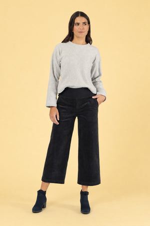 Model trägt die Hose Inka Black Cord – Ganzkörperansicht