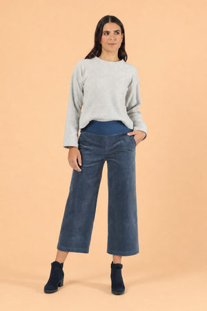 Model trägt die Hose Inka Light Blue Cord – Ganzkörperansicht