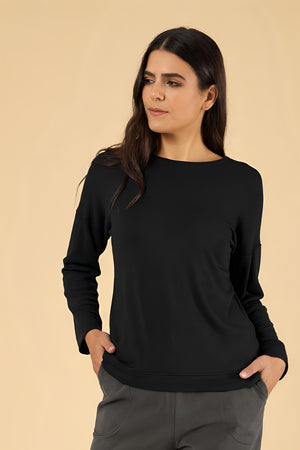 Strickpullover Ivy Black – Strickpullover am Model, Nahaufnahme der Vorderansicht