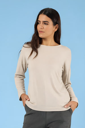 Strickpullover Ivy Cream – Strickpullover am Model, Nahaufnahme der Vorderansicht