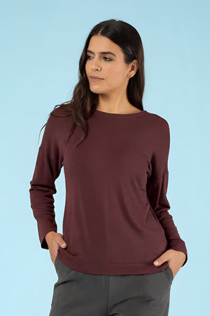 Strickpullover Ivy Merlot – Strickpullover am Model, Nahaufnahme der Vorderansicht