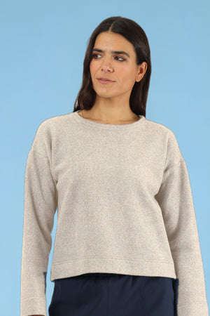 Pullover Juna Cream – Pullover am Model, Nahaufnahme der Vorderansicht