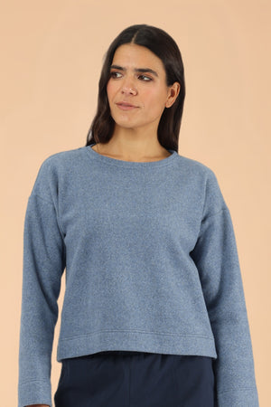 Pullover Juna Light Blue – Pullover am Model, Nahaufnahme der Vorderansicht