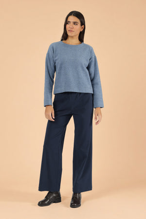Model trägt den Pullover Juna Light Blue – Ganzkörperansicht