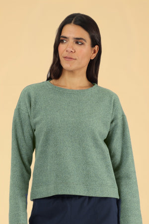 Pullover Juna Ocean Green – Pullover am Model, Nahaufnahme der Vorderansicht