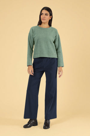 Model trägt den Pullover Juna Ocean Green – Ganzkörperansicht