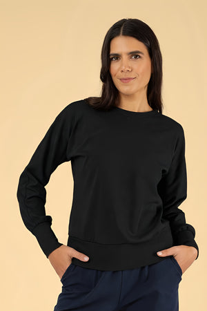 Pullover Lia Black Bamboo – Pullover am Model, Nahaufnahme der Vorderansicht
