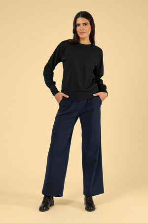 Model trägt den Pullover Lia Black Bamboo – Ganzkörperansicht