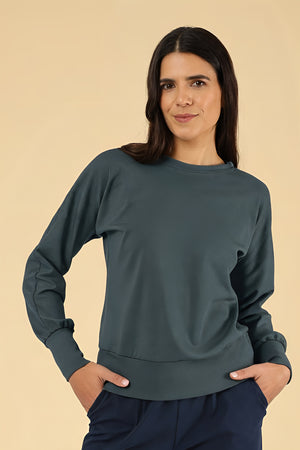 Pullover Lia in Graphit – Detailansicht des locker fallenden Pullovers mit rundem Ausschnitt, am Model getragen