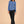 Model trägt das Oberteil Natalie Light Blue – Ganzkörperansicht (2. Ansicht)