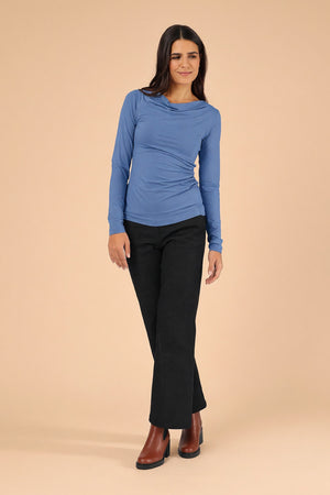 Model trägt das Oberteil Natalie Light Blue – Ganzkörperansicht (2. Ansicht)