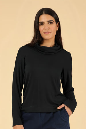 Strickpullover Ronja Black – Strickpullover am Model, Nahaufnahme der Vorderansicht