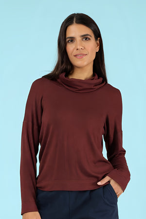 Strickpullover Ronja Merlot – Strickpullover am Model, Nahaufnahme der Vorderansicht